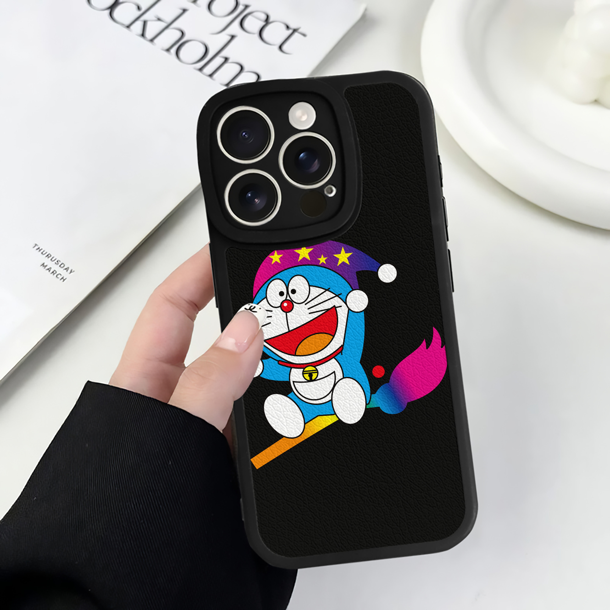 （画像用） ドラえもん Doraemon 【iPhone 16シリーズ対応】シリコンスマホケース（レザー調） 材質：シリコン
